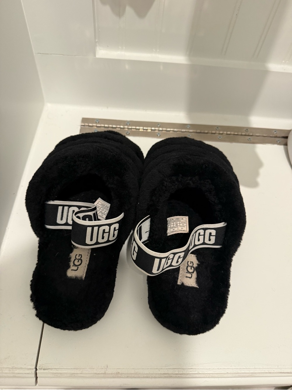 UGG Women’s Black Fluff Slide - Cozy Faux Fur Slippers Great condition! - Picture 2 of 2